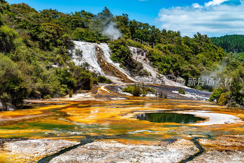 梯级梯田和Terracettes, Orakei Korako地热公园和洞穴，隐藏山谷，新西兰陶波